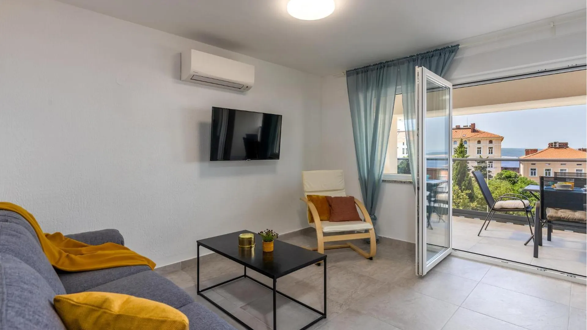 Lovely Apartment In Crikvenica With Wifi 0*,